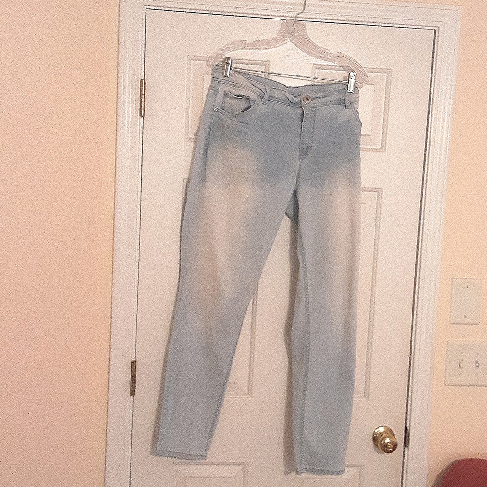 JORDACHE Skinnie Jeans Light Blue Faded Size:  18